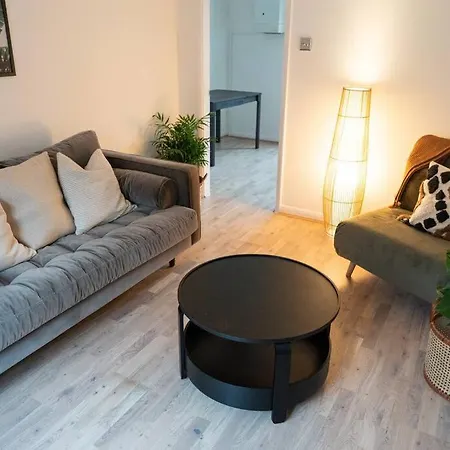 Calm Cosy House With Beautiful Riverside Walk To Centre