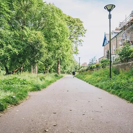 Calm Cosy House With Beautiful Riverside Walk To Centre Vakantiehuis