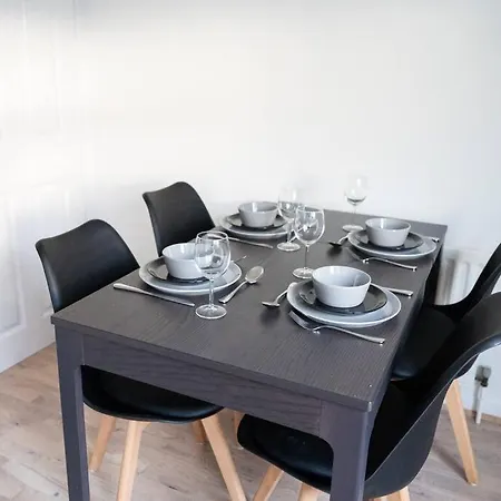 Holiday home Calm Cosy House With Beautiful Riverside Walk To Centre *