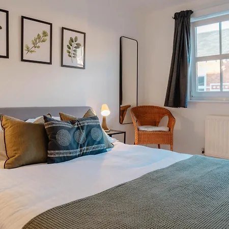 Calm Cosy House With Beautiful Riverside Walk To Centre Vakantiehuis *