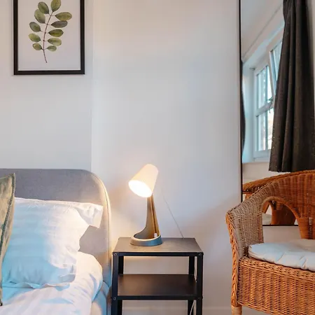 Calm Cosy House With Beautiful Riverside Walk To Centre