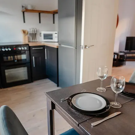 Calm Cosy House With Beautiful Riverside Walk To Centre Vakantiehuis