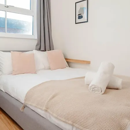 Calm Cosy House With Beautiful Riverside Walk To Centre