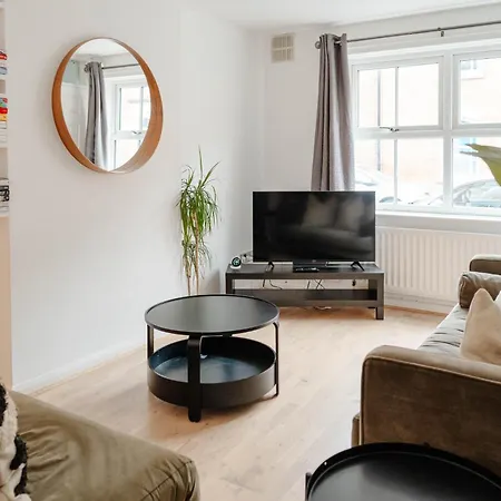 Calm Cosy House With Beautiful Riverside Walk To Centre