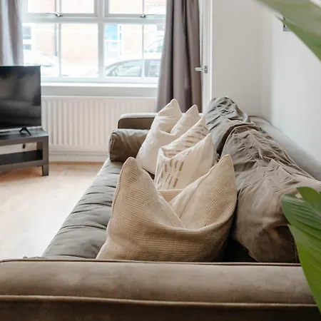 Calm Cosy House With Beautiful Riverside Walk To Centre Ferienhaus