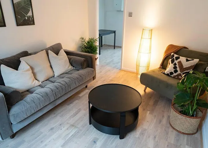 Calm Cosy House With Beautiful Riverside Walk To Centre