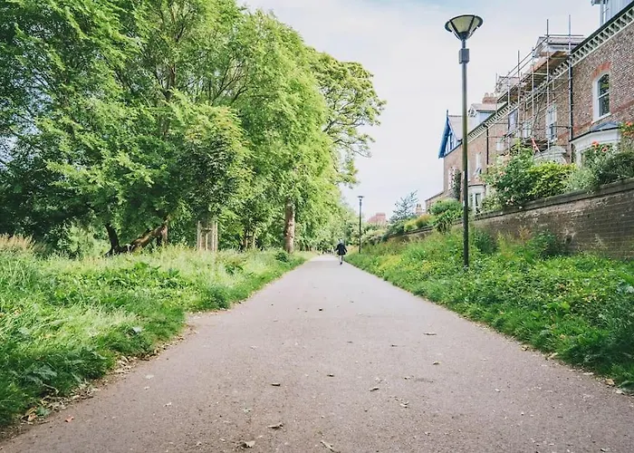 Calm Cosy House With Beautiful Riverside Walk To Centre Дом отдыха