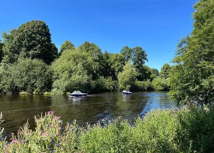 Calm Cosy House With Beautiful Riverside Walk To Centre