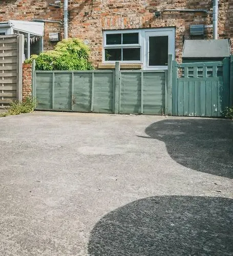 Dom wakacyjny Calm Cosy House With Beautiful Riverside Walk To Centre York