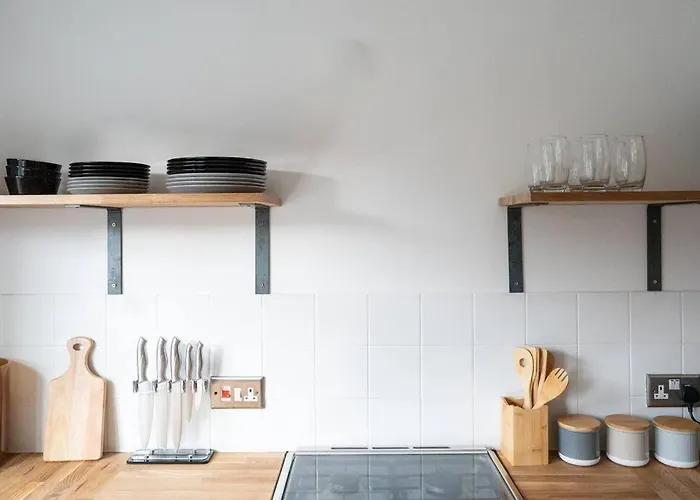 Дом отдыха Calm Cosy House With Beautiful Riverside Walk To Centre *