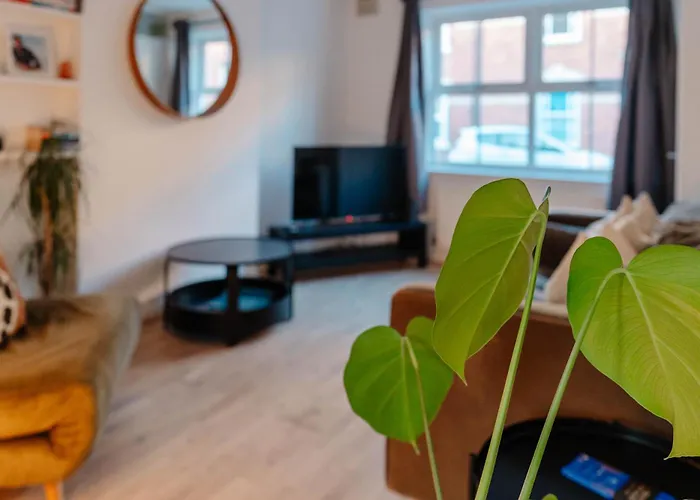 Calm Cosy House With Beautiful Riverside Walk To Centre