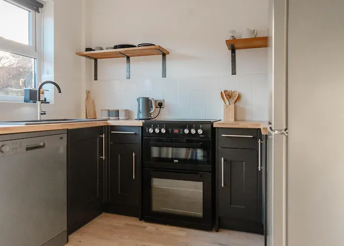 Calm Cosy House With Beautiful Riverside Walk To Centre