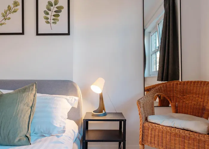 Calm Cosy House With Beautiful Riverside Walk To Centre