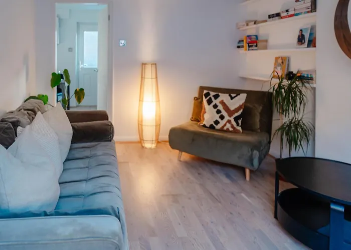 Дом отдыха Calm Cosy House With Beautiful Riverside Walk To Centre *