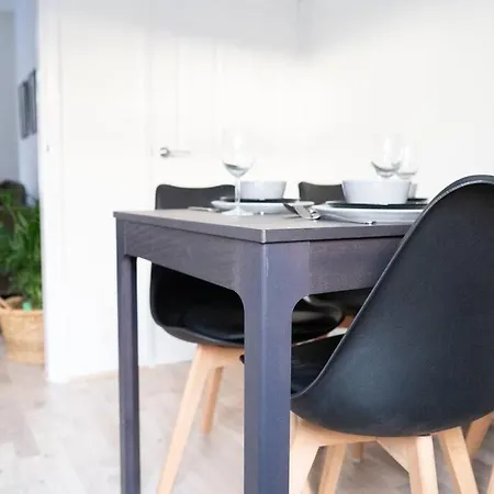 Calm Cosy House With Beautiful Riverside Walk To Centre