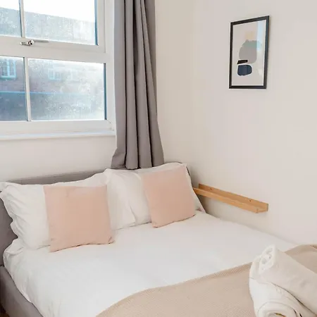 Calm Cosy House With Beautiful Riverside Walk To Centre Holiday home