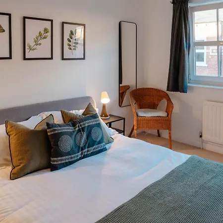 Calm Cosy House With Beautiful Riverside Walk To Centre Holiday home *