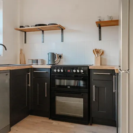 Calm Cosy House With Beautiful Riverside Walk To Centre