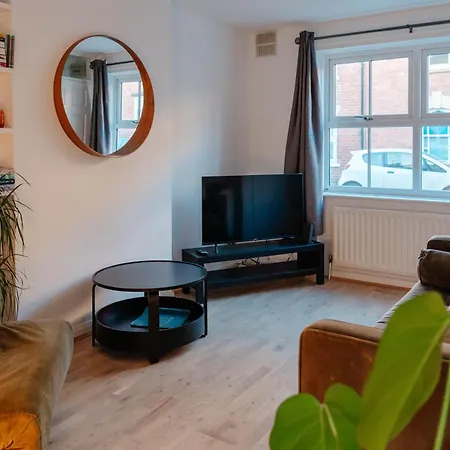 Calm Cosy House With Beautiful Riverside Walk To Centre Holiday home