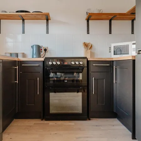 Calm Cosy House With Beautiful Riverside Walk To Centre *